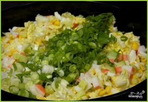 Крабовый салат с огурцом без риса - фото шаг 7