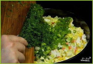 Крабовый салат с огурцом без риса - фото шаг 8