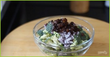 Салат из брокколи с йогуртом и беконом - фото шаг 2
