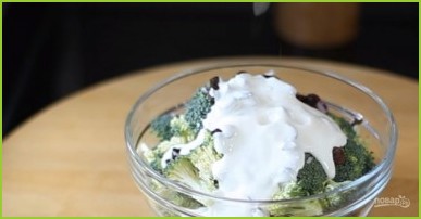 Салат из брокколи с йогуртом и беконом - фото шаг 3