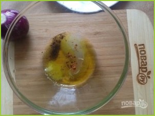 Салат из рукколы, лука и фиников - фото шаг 1