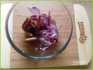 Салат из рукколы, лука и фиников - фото шаг 4