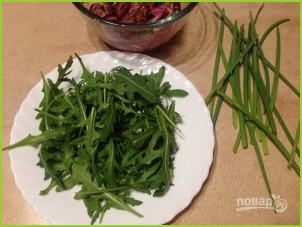 Салат из рукколы, лука и фиников - фото шаг 5