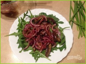 Салат из рукколы, лука и фиников - фото шаг 6