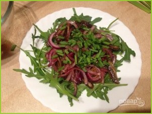 Салат из рукколы, лука и фиников - фото шаг 7