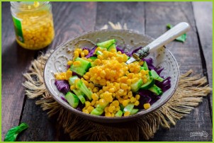 Салат с красной капустой и кукурузой - фото шаг 4