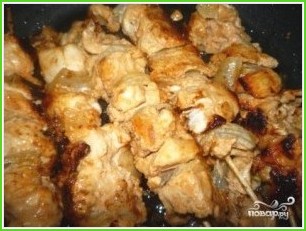 Шашлык из курицы на сковороде - фото шаг 8