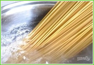 Спагетти с чесноком и петрушкой - фото шаг 2