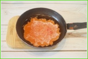 Жареные яйца в томатном соусе с тостами - фото шаг 4