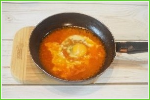 Жареные яйца в томатном соусе с тостами - фото шаг 5