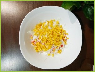 Крабовый салат с капустой и кукурузой - фото шаг 3