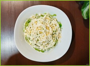 Крабовый салат с капустой и кукурузой - фото шаг 5