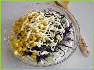 Салат с консервированной кукурузой - фото шаг 4