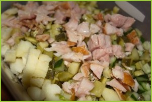 Салат с копченой курицей и сухариками - фото шаг 3