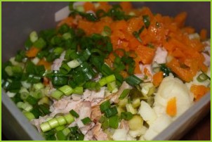 Салат с копченой курицей и сухариками - фото шаг 4