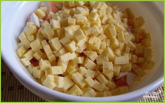 Салат с крабовыми палочками и сыром - фото шаг 2