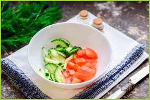 Салат с креветками, помидорами и огурцами - фото шаг 2