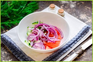 Салат с креветками, помидорами и огурцами - фото шаг 3