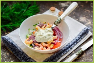 Салат с креветками, помидорами и огурцами - фото шаг 5