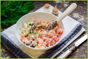 Салат с креветками, помидорами и огурцами - фото шаг 6