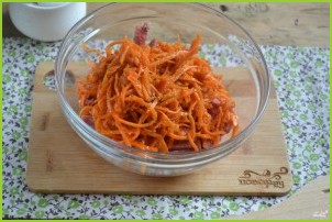 Салат с морковкой и колбасой - фото шаг 3