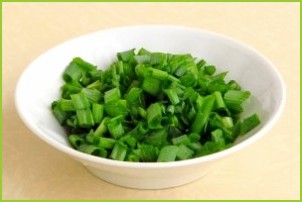 Крабовый салат с зеленым луком - фото шаг 7