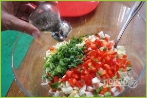 Салат из крабовых палочек с кукурузой - фото шаг 3