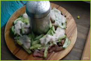 Салат с говядиной и маринованными огурцами - фото шаг 3