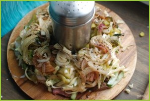 Салат с говядиной и маринованными огурцами - фото шаг 4