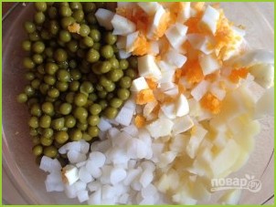 Салат с кальмарами и зеленым горошком - фото шаг 5