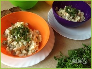 Салат с кальмарами и зеленым горошком - фото шаг 7