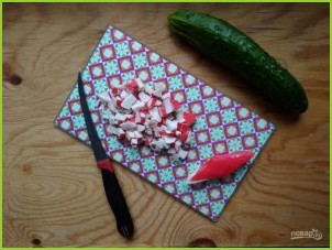 Салат с крабовыми палочками и горошком - фото шаг 4