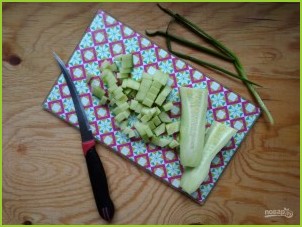Салат с крабовыми палочками и горошком - фото шаг 5