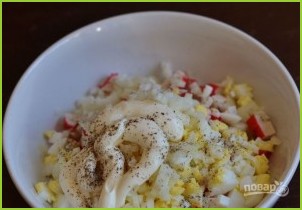 Салат с крабовыми палочками, яйцом и майонезом - фото шаг 5