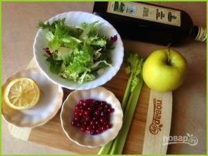 Свежий салат с сельдереем, яблоком и клюквой - фото шаг 1