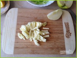 Свежий салат с сельдереем, яблоком и клюквой - фото шаг 3