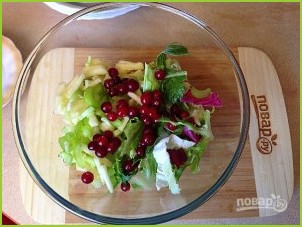 Свежий салат с сельдереем, яблоком и клюквой - фото шаг 5