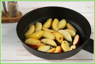 Котлеты из индейки с жареными яблоками - фото шаг 4