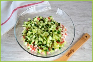 Крабовый салат с колбасой - фото шаг 5