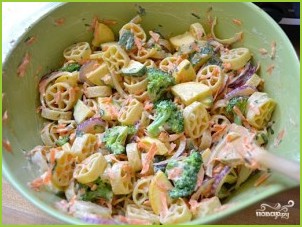 Овощной салат с макаронами - фото шаг 12