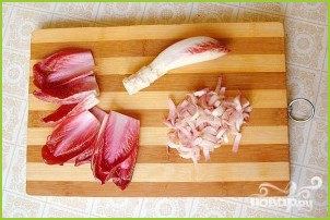 Салат из сердца с копченым сыром и цикорием - фото шаг 2
