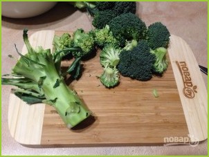 Салат из стеблей брокколи, моркови и огурца - фото шаг 1