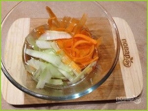 Салат из стеблей брокколи, моркови и огурца - фото шаг 5