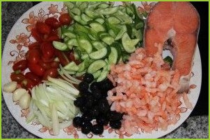 Салат с красной рыбой и креветками - фото шаг 1