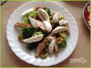 Салат с курицей, брокколи и моцареллой - фото шаг 8