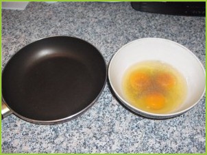 Салат с омлетом и ветчиной - фото шаг 1