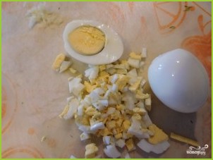 Салат со шпротами и яйцами - фото шаг 2