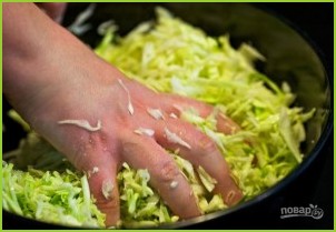 Салат со свежей капустой - фото шаг 2