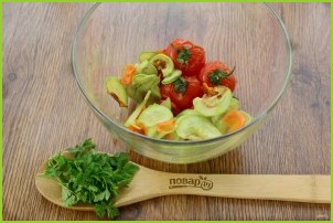 Теплый салат с пастой и запеченными овощами - фото шаг 3