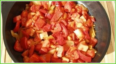 Омлет с сыром и помидорами на сковороде - фото шаг 1